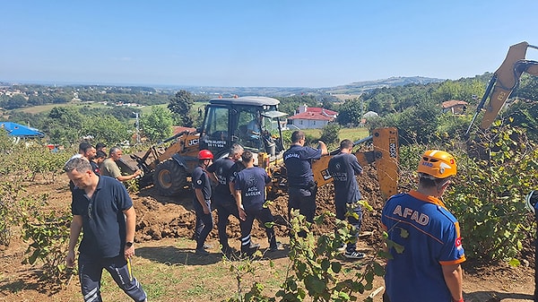 Samsun'un Bafra ilçesine bağlı Evrenuşağı Mahallesi Çınarlık mevkiinde bir fındık tarlasında su kuyusu açma çalışması sırasında toprak kayması meydana geldi.