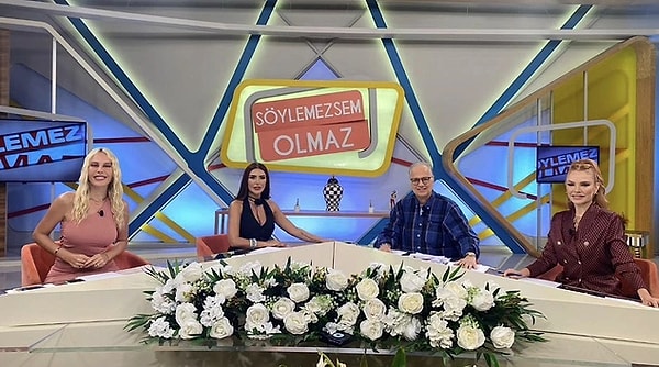 "Beyaz TV ‘Söylemesem Olmaz’ programıymış. Hande Sarıoğlu, Bilal Özcan, Didem Delen, Pınar Eliceymiş bu insanlar…" diyerek sözüne devam eden Ayşe Arman, "Çok tuhaf/ samimiyetsiz ve zavallı bu yaptıkları. Protesto bile denemez, sadece kendilerini gösterme gayreti… Söylemezsem olmaz!" diyerek açtı ağzını yumdu gözünü.