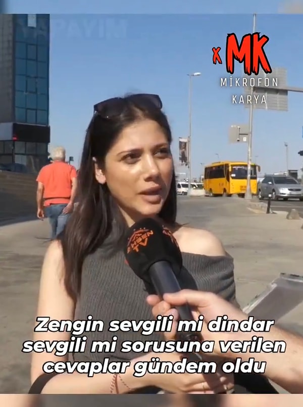 Muhabir, “Zengin bir beyefendiyle mi evlenmek istersin yoksa dindar mı?” sorusunu sordu.