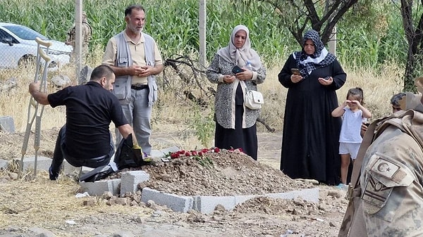 Küçük kızın ölümü tüm yönleriyle soruşturulurken, Narin’in daha önce yaşamını yitiren ablasının ölümü de merak konusu oldu. Narin dosyasını soruşturan savcılar, Tüilan Güran’ın ölümüne ilişkin dosyayı da açtı.  Savcılık, Diyarbakır Çocuk Hastanesi’ne bir yazı yazarak, Tülin Güran’ın yaşamını yitirmesiyle ilgili tüm bilgi, belge ve dosyaları talep etti.