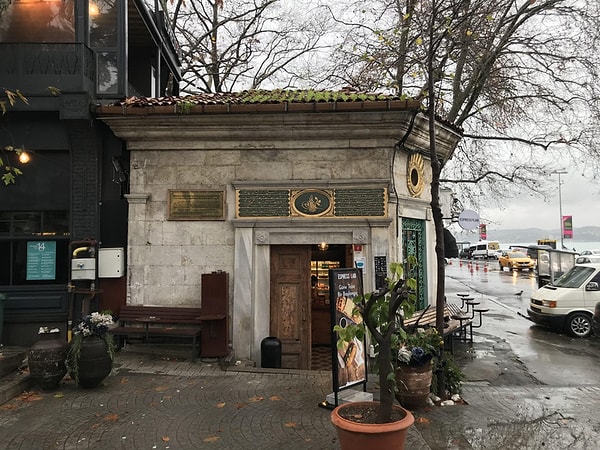 İstanbul'un Emirgan semtindeki tarihi Emirgan Muvakkithanesi olarak bilinen binada açılan Espressolab şubesi, 'Yasal ama etik mi?' sorusuna neden oldu.