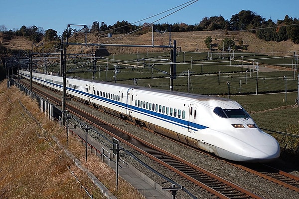 1997 yılında 700 serisi Shinkansen trenlerinde bu tasarım devreye girdi. Artık trenler 285 km/sa hıza ulaşabiliyor ve tünellerdeki ses seviyesi önemli ölçüde düşürülmüştü.