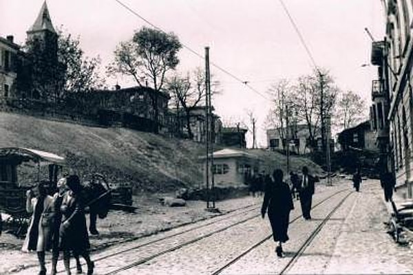 19. yüzyıl başlarına gelindiğinde ise Kadıköy'e Selimiye Kışlası ve Haydarpaşa Askeri Hastanesi gibi önemli yapılar inşa edildi.