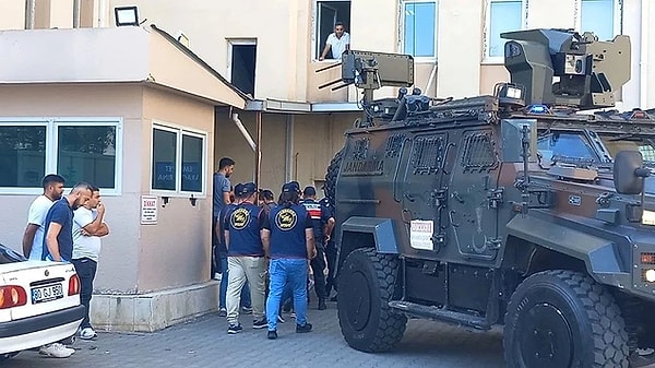 Jandarmadaki sorguları tamamlanan şüpheliler, bu sabah saat 06.00 sularında Diyarbakır Adliyesi’ne getirildi. Yaklaşık 12 saat süren savcılık ifadeleri tamamlanan şüpheliler, Nöbetçi Sulh Ceza Hakimliği’ne sevk edildi.