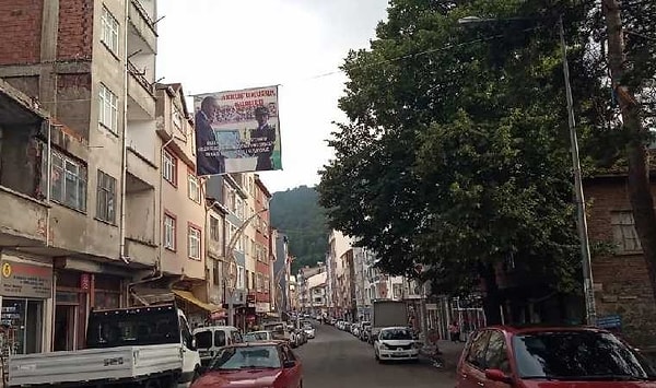 Cumhuriyet’te yer alan habere göre, Ebru Eroğlu’nun memleketi Ordu’nun Akkuşlu ilçesine asılan “Akkuş’umuzun Gururu” afişi indirildi.