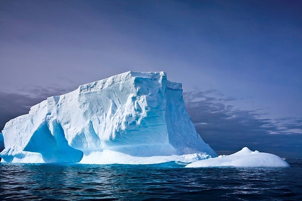 Kalın buz tabakası, göllerin üzerindeki basıncı artırarak suyun erime noktasını düşürüyor. Yani bu durumda, su 0°C'nin altında bile donmayıp sıvı halde kalabiliyor.