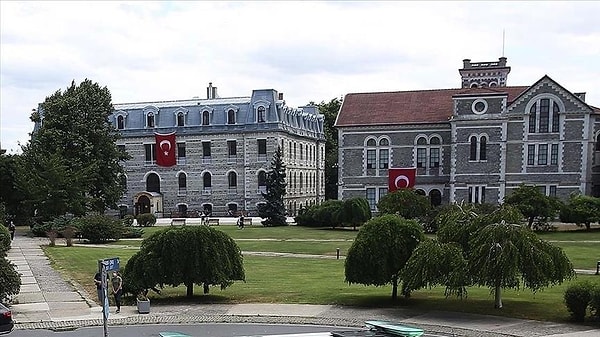 Ancak 'dinlenme' kelimesi rahatlamak anlamında kullanıldığında 'resting' tercih edilmeli. Söz konusu hatanın Boğaziçi Üniversitesi'nde yapılması ise dikkat çekici bulundu.