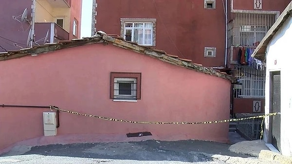 İstanbul'un Beyoğlu ilçesinde korkunç bir cinayet yaşandı. Ercan Yıldız, aynı evde yaşadığı annesi Aysel Yıldız'ı bıçaklayarak öldürdü. Ercan Yıldız, annesinin cesediyle iki gün aynı evde yaşadı.