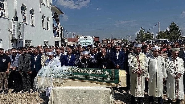 Narin'in cansız bedeni köye üç kilometre uzaklıkta Eğertutmaz Deresi'nde bulundu. 8 yaşındaki Narin Güran, gözyaşları içinde köyünde toprağa verildi.