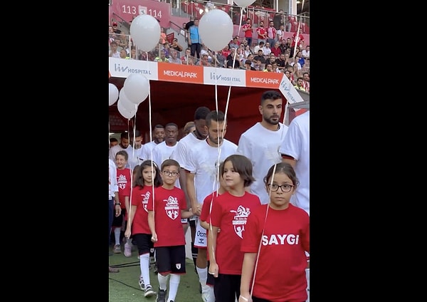 "Çocuklar 'Narin'dir Karanlıklara Teslim Etmeyelim" yazılı pankart görenleri duygulandırdı.