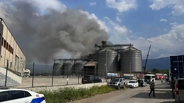 Alemdar, "Yaşanan patlamadan sonra yangın başlamış. Çıkan yangın bizim de içeri girmemizi engelliyor. Bir an önce yangını kontrol altına almaya çalışıyoruz" diye konuştu.