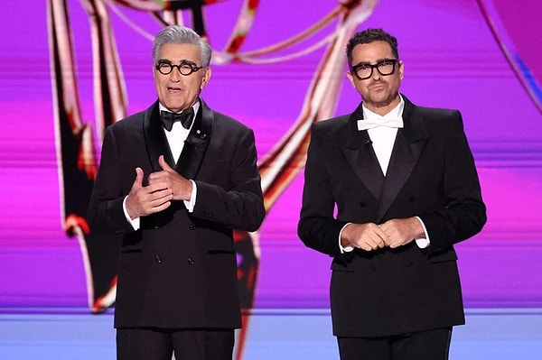 Los Angeles'taki Peacock Tiyatrosu'nda gerçekleşen törenin sunuculuğunu "Schitt’s Creek" dizisindeki rolleriyle tanınan baba-oğul Eugene Levy ve Dan Levy üstlendi.