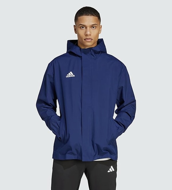 Adidas Entrada 22 Allweather erkek montu, bu zarif yağmurluk modeli stilinize ekstra bir şıklık katacaktır.