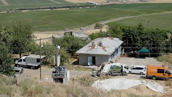 Akkul'a göre; Narin'in amcası Salim Güran'a yönelik en güçlü delilin şüpheli olduğu iddia ediliyor. Akkul, Salim Güran'ın, yanında çalışan R.A. ile Narin'in kaybolduğu gün yaptığı telefon görüşmesindeki "Daha ölmemiş" ifadesinin Kürtçe'den Türkçe'ye yanlış çevrilmiş olabileceğini savundu.