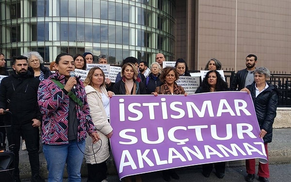 Kendisini kötü hissetmeye başlayınca da başhekimin odanın kapısını kapattığını ve ışıkları da söndürüp sedyenin üzerinde cinsel saldırıda bulunduğunu belirtti.