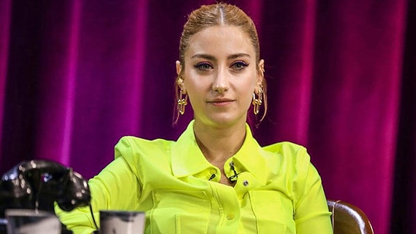 Geçtiğimiz saatlerde Edis'in konserine katılan Hazal Kaya, bu kez de kuliste dansçılarla birlikte eğlenip dans ettiği anlar ile gündeme geldi.