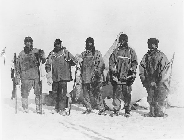 İlk kaşiflerden Robert Falcon Scott gibi birçok kişi, Antarktika’nın soğuk ve kurak koşullarında dehidrasyon nedeniyle hayatını kaybetmiştir.