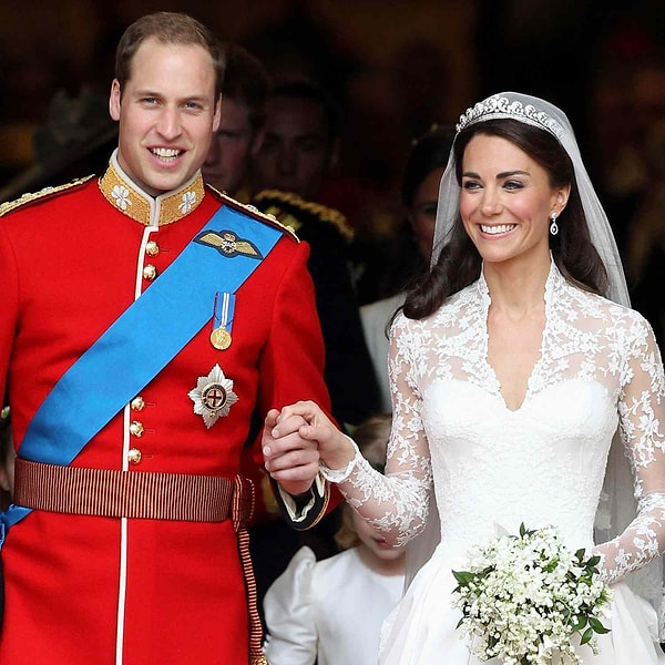 2010 yılında Prens William’ın Kate’e evlenme teklifinde bulunması, birçok kişinin bu çiftin düğününü dört gözle beklemesine neden olmuştu. 2011 yılında yapılan düğün, kraliyet tarihinin en önemli olaylarından biri olarak tarihe geçmişti.