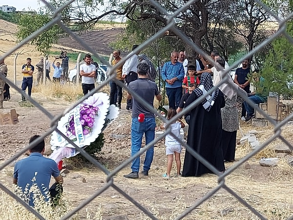 İtirafçı Nevzat Bahtiyar, cesedi amca Salim Güran’dan alarak kendi aracıyla 7 dakikalık mesafedeki dere yatağına götürdüğünü itiraf etti. Narin 15.15’te okul kamerasına yakalandı, Nevzat’ın aracının ise 15.40’tan 16.30’a kadar 50 dakika boyunca dere kenarında sabit durduğu kamera kayıtlarına yansıdı. Aradaki 18 dakika içinde ne olduğuna dair sır perdesi de aralandı.