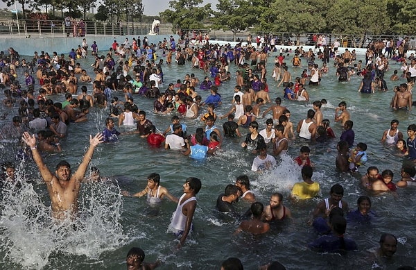 Turistler, bu konuda Hindistan’a gidecek kişilere dikkatli olmalarını öneriyor. Plajlarda ya da halka açık alanlarda turistlerin özellikle kıyafetlerine dikkat etmeleri gerektiği belirtiliyor. Aksi takdirde istenmeyen bakışlarla karşılaşmak ya da gizlice çekilen fotoğrafların hedefi olmak işten bile değil.