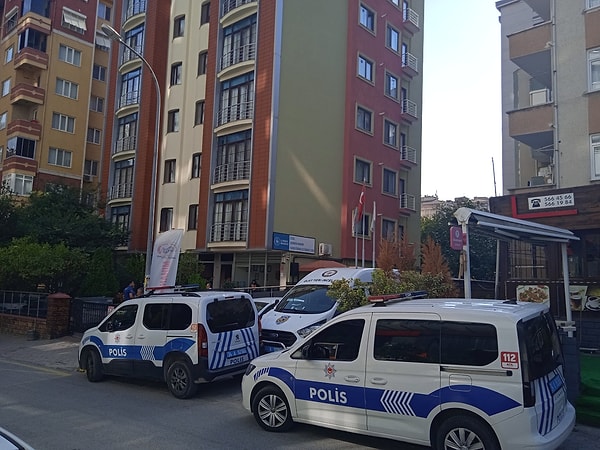 Akıllarda soru işareti bırakan olay, bu sabah saatlerinde Kadıköy'ün Dumlupınar Mahallesi'nde bulunan bir kız öğrenci yurdunda yaşandı.