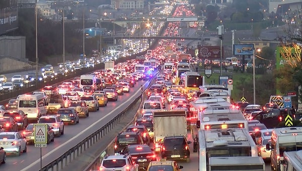 Çoğu havalimanına gitmek için araba kullanmak zorundasınız. Özellikle yoğun saatlerde trafik büyük bir sorun olabilir, bu yüzden çıkış saatinizi buna göre ayarlamanız gerekebilir.