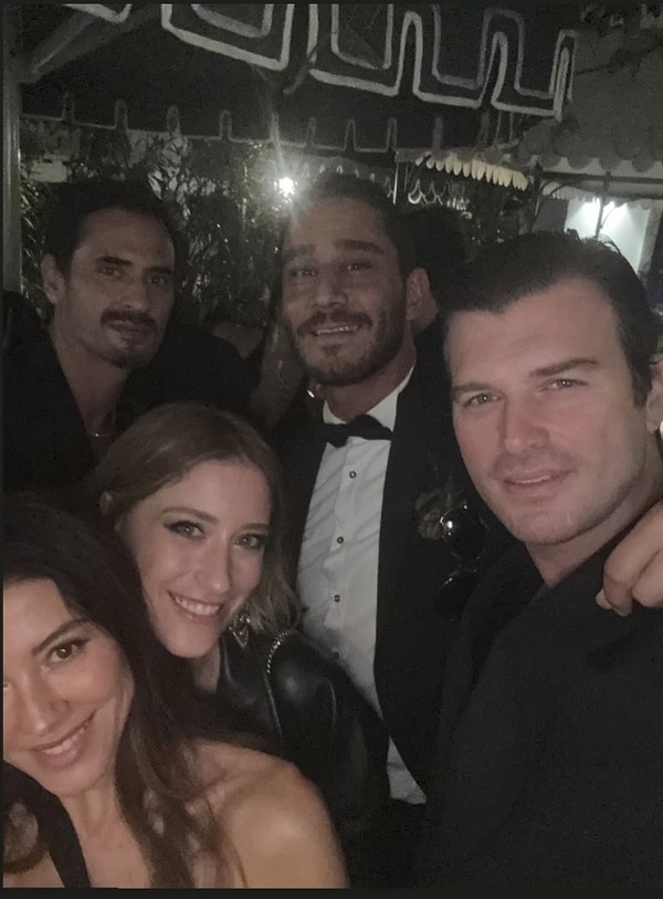 Seveni bir hayli çok olan çiftimize de bu önemli gecede birçok ünlü eşlik etti! Hazal Kaya, Ali Atay, Özge Özpirinçci, Burak Yamantürk derken gecede neredeyse bütün çiftlerimiz boy gösterdi!