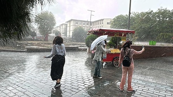 İBB Afet İşleri Dairesi Başkanlığı AKOM’dan İstanbul için yarın akşam saat 17.00’ye kadar aralıklarla devam edecek sağanak ve gök gürültülü yağmur uyarısı geldi.