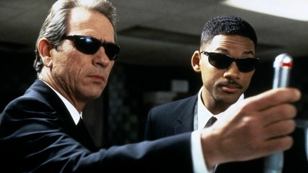 Schwimmer konuşmasının devamında kendisine teklif edilen rolün Will Smith'e verildiğini dile getirdi. Tabii filmi izleyenler bilir, 1997 yapımı film Smith'i dünyanın en parlak yıldızlarından biri yapmış, üstelik devam filmleri de çekilmişti.