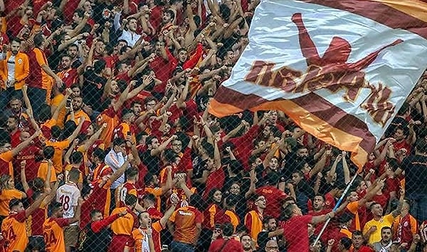 Bir diğer kaos noktası da karaborsa bilet iddiasıydı. Kulüp içinden organize edilen bir olayla Galatasaray'ın korsan bilet sistemi oluşturduğu ve buradan hem Finansal Fair Play'in delindiği hem de birilerinin kulüpten para "çaldığı" iddiası gündeme bomba gibi düştü. Galatasaray bunun için basına ve kamuoyuna kapalı şekilde divan kurulunu topladı.