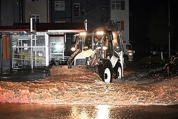 İlçe merkezinde bazı yerlerde elektrik kesintisi meydana geldi.