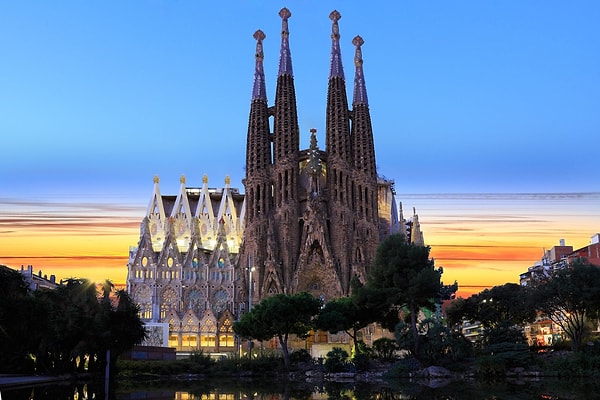 La Sagrada Familia, Barselona’nın en ikonik yapılarından biri olarak tarihe damgasını vurmuş olsa da hala tamamlanmayı bekleyen bir eser.