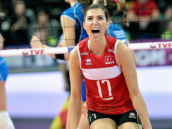 ''Demir Leydi'' lakabını alan eski voleybolcu Neslihan Demir, Batuhan Çelik ile evlendi.