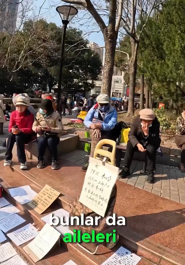 Çinli aile büyükleri parklarda stant kurarak evlendirmek istedikleri kızlarına, oğullarına birkaç bilgi yazılı olan kağıtlarla aday arıyorlar.