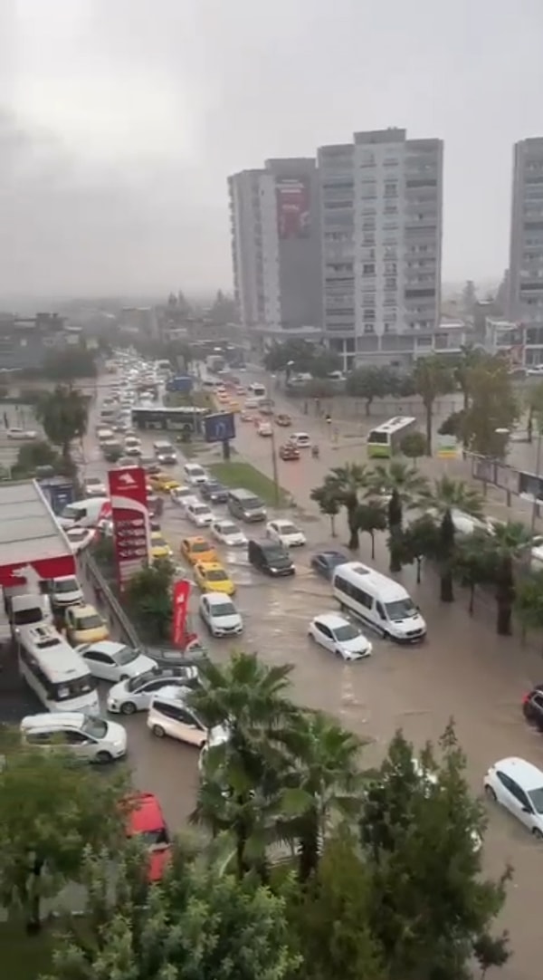 Ana arterlerde su taşkınlarının yaşanmasıyla cadde ve sokaklar göle döndü. Bazı araçlar su içinde kaldı.