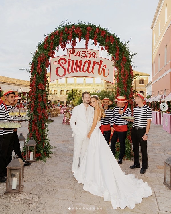 O büyük gün ise geldi çattı! Geçtiğimiz hafta İstanbul'daki evlerinde nikah kıyan Sima Tarkan ve Mark Başoğlu, düğün için İtalya'yı tercih etti.