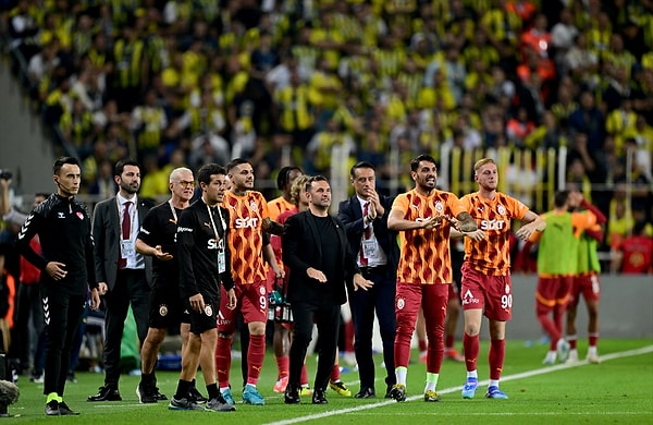 Maçın son bölümünde deplasman tribünü ve Galatasaray yedek kulübesinde de büyük sevinç vardı.