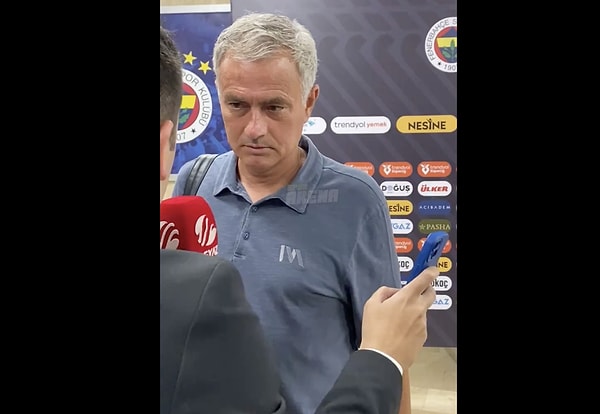 Jose Mourinho, kanalının ismini de çeviren muhabire "Ciddi misin şaka mı yapıyorsun?" diyerek oradan uzaklaştı.