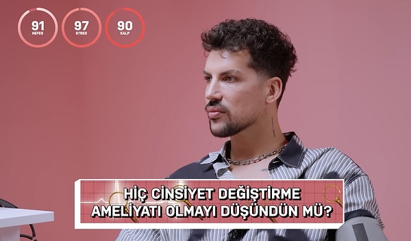 Işıtmak, Durmaz'a "Hiç cinsiyet değiştirme ameliyatı olmayı düşündün mü?"diye bir soru yöneltti. Soru karşında pek düşünmeyip "Evet" yanıtını verdi.