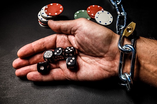 Türkiye’de sanal kumar bağımlılığı, özellikle sanal casino oyunları aracılığıyla hızla yayılıyor. Yeşilay Danışmanlık Merkezi’ne (YEDAM) yapılan başvuruların %37’si kumar bağımlılığı nedeniyle gerçekleşiyor ve bu oran madde bağımlılığı başvurularına oldukça yakın.