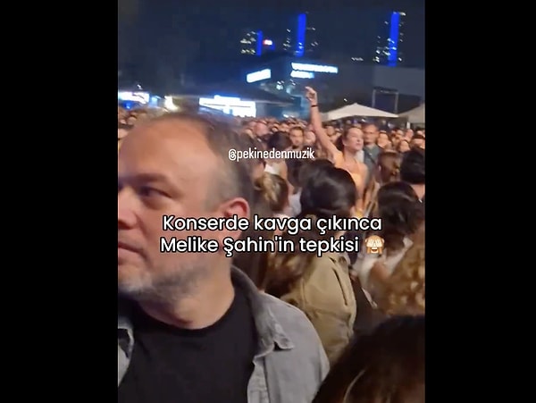 Melike Şahin'in geçtiğimiz günlerde verdiği bir konserde dinleyiciler arasında kavga çıktı.