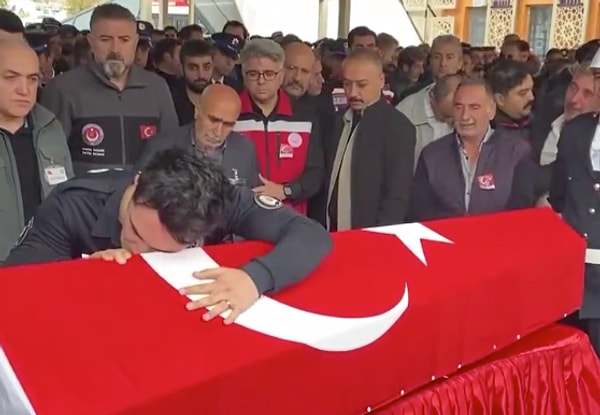 Cenaze namazı öncesi şehidin eşi Semih Yılmaz, üniformasıyla gelerek şehit eşinin tabutuna sarıldı. Eşinin tabutunu öpüp başını koyan Yılmaz, "İzin aldık, gelecektik, vatan sağ olsun. Çok mu istedin, Sivas’ı?" diyerek gözyaşı döktü.