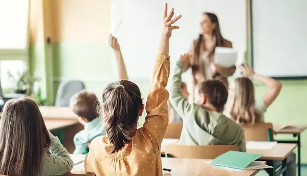 "Hastalık, solunum yoluyla tükürükle yakın temasla ve dışkı yoluyla bulaşabilir. Bu nedenle anne ve babalara, çocuklarına ellerini sık sık yıkama alışkanlığı kazandırmaları konusunda büyük görev düşmektedir. El, ayak ve ağız hastalığı genellikle iştahsızlık, belli belirsiz bir kırıklık hali ve boğaz ağrısıyla kendini gösterir. 1-2 gün sonra içi su dolu döküntüler meydana gelir. Deri döküntüleri ise 1-2 gün sonra gelişir. Ayak tabanı ve ellerde avuç içinde düz kırmızı noktalar halinde başlayan döküntüler, daha sonra su toplar. El, ayak hastalığının özel bir tedavisi yoktur. Bu süreçte çocuğun kısa sürede iyileşmesi için doktorun önerdiği ilaçlar düzenli kullanılmalı, bol sıvı tüketilmeli, sağlıklı beslenilmeli ve bulaşma riskine karşı çocuk okula gönderilmemelidir."