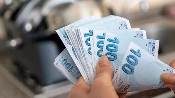 Yeni zam oranı ile birlikte Kuzey Kıbrıs’ta net asgari ücret 35 bin 180 TL’ye yükseltildi. Emekli de es geçilmedi. Emekliye ve devletten yardım alanlara da zam yapıldı.