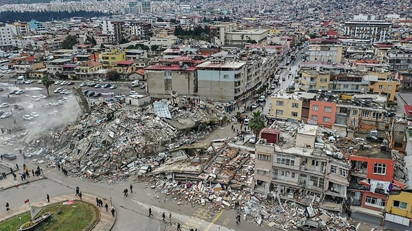 Kahramanmaraş'ta meydana gelen 6 Şubat depremleri sonrası büyük hasar alan Hatay'ın Antakya İlçesi'nde yaşayan bir vatandaş, seçim zamanı ziyaretlerde bulunan Çevre, Şehircilik ve İklim Değişikliği Bakanı Murat Kurum'a yaşadığı sıkıntıları anlatarak tepki göstermişti.