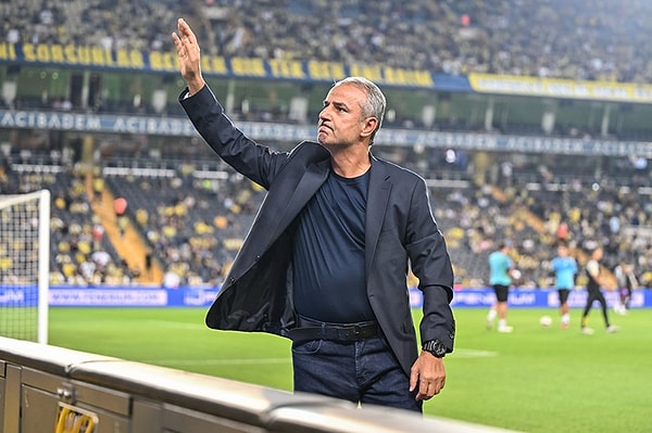 "İsmail Kartal döneminden daha kötü bir Fenerbahçe" gördüklerini iddia eden taraftarlar da "Kartal'a haksızlık yapıldı" itirafları yapmaya başladı.