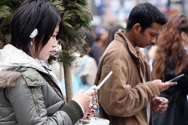 Özellikle kalabalık toplu taşıma araçlarında ve halka açık yerlerde yapılan gizli çekimlerin artışı büyük bir rahatsızlık yarattı. J-Phone’un piyasaya sürdüğü J-SH04 modeliyle kameralı telefonların popülaritesi artarken, ülkede gizli çekimler ciddi derecede artış gösterdi.