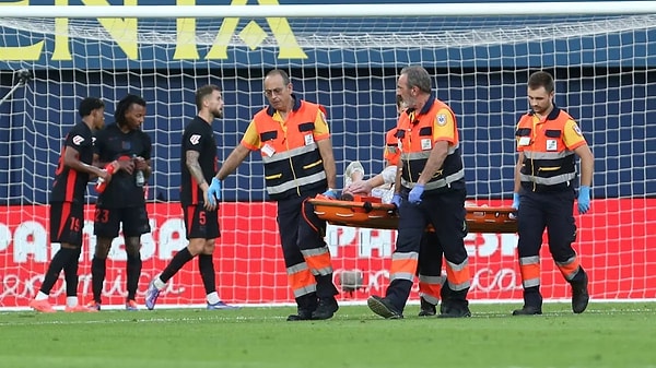 İspanya Ligi'nde Barcelona'nın Villarreal'i deplasmanda 5-1 yendiği maçta sakatlanan kaleci Marc-André ter Stegen'den kötü bir haber geldi. Alman kaleci sezonu kapattı.