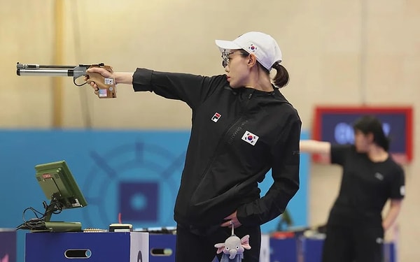 2024 Paris Olimpiyatları'nda tüm dünya Türk sporcu Yusuf Dikeç'i konuştu. Tabii onun kadar çok konuşulan bir isim daha var. Evet, Güney Koreli sporcu Kim Ye-ji'den bahsediyoruz.