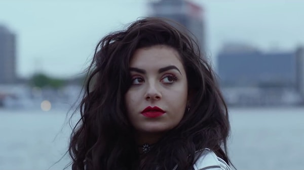 5. Charli yaş almaya devam ederken "sucker" albümünü 2014'te yayımladı ve "Boom Clap" şarkısı ile ünlendi.